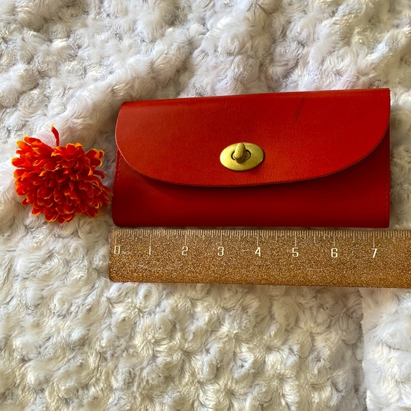 TIDEWAY red leather wallet with turnlock hardware. - Picture 11 of 12